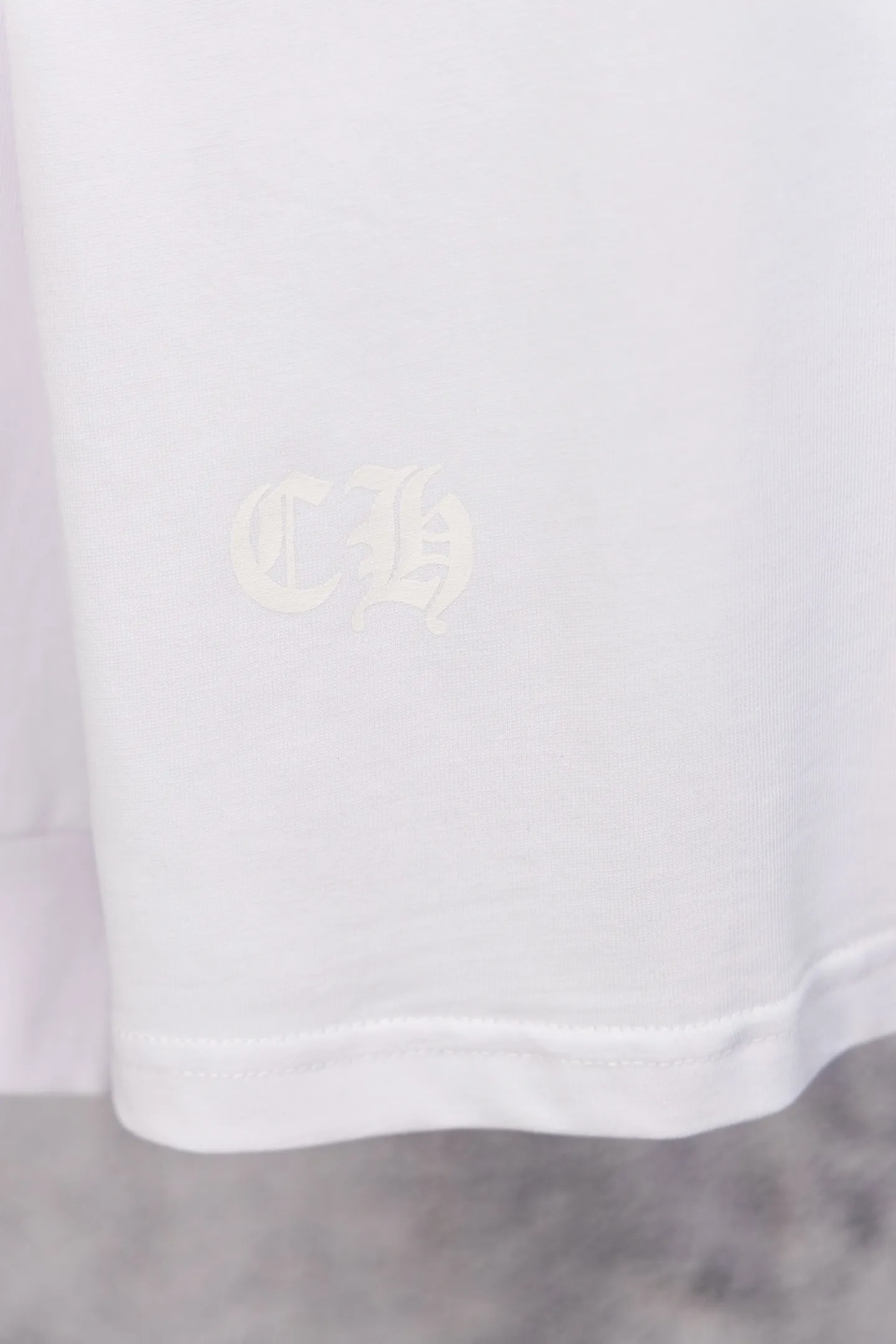 P190 Chrome Hearts CH Chrome Hearts black and white raglan sleeve Sanskrit letter printed long-sleeved T-shirt. Refreshing and comfortable, the colors have been fixed. - High elastic slurry, synchronized with all original foam printing, CH classic horseshoe pattern on the chest and back, Sanskrit on the sleeves, logo classic Gothic font printed on the collar thread - Restore the original printed collar label, more comfortable to wear, not tied to the body, custom hangtag accessories Color: black white Size: s—xl